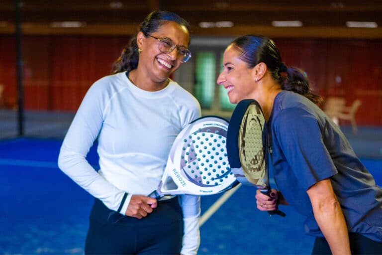 Twee dames op de indoor padelbaan