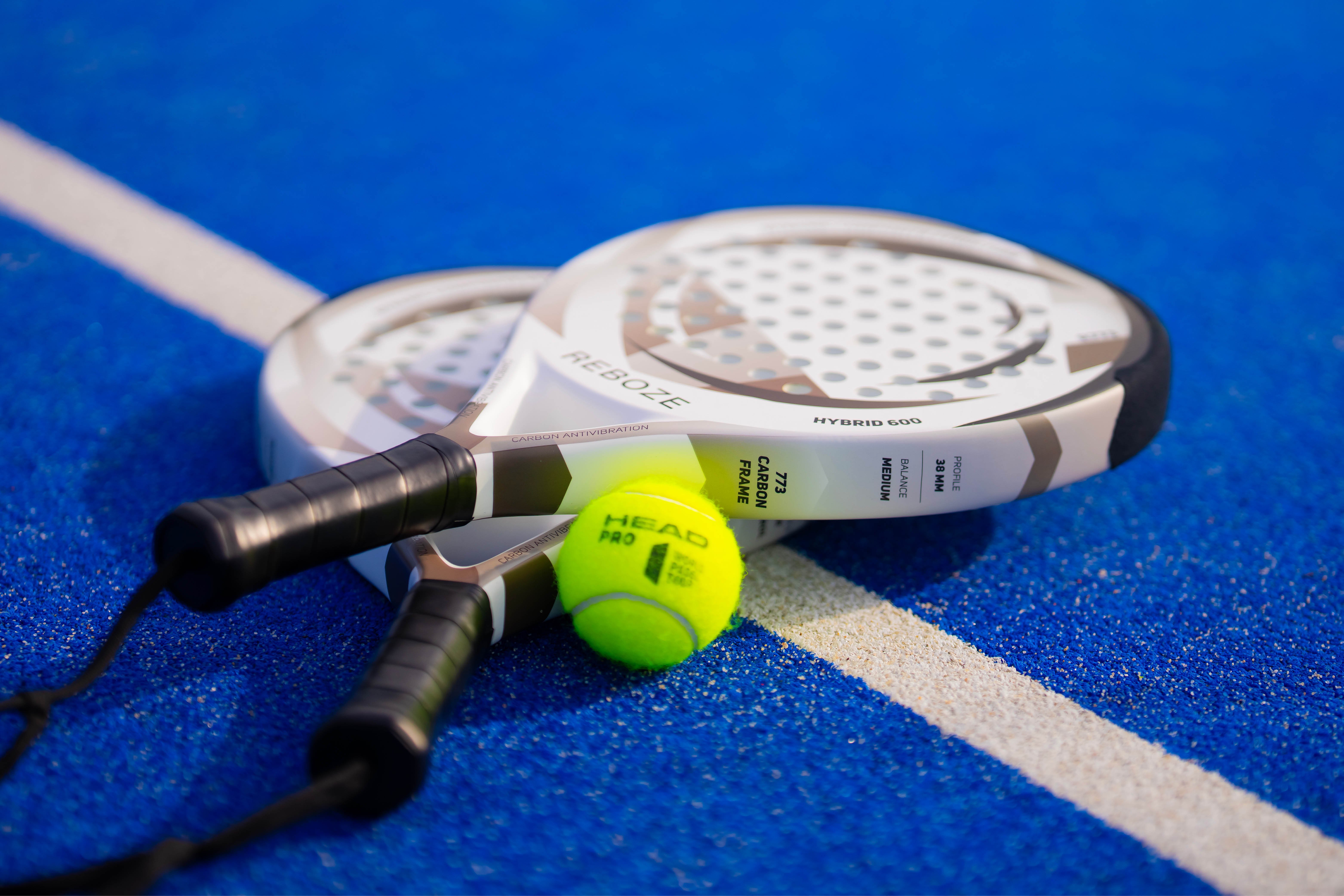 Padelrackets en een padelbal